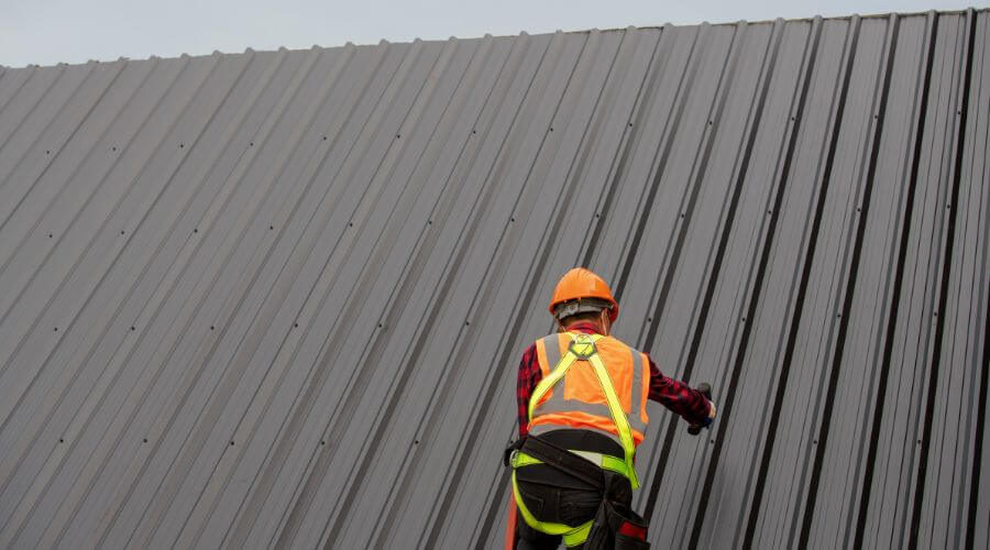 Professional gutter cleaning in Thompsonville, MI